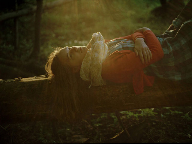 Ina Libak (18) Averøy'da yaşıyor. Libak, Breivik'in kurşun yağmuru sırasında dört yerinden vuruldu. Arkadaşları onu ormanlık alana taşıyarak sakladı ve yaralarının üzerine bastırıp kan kaybetmesini engelleyerek hayatını kurtardı.