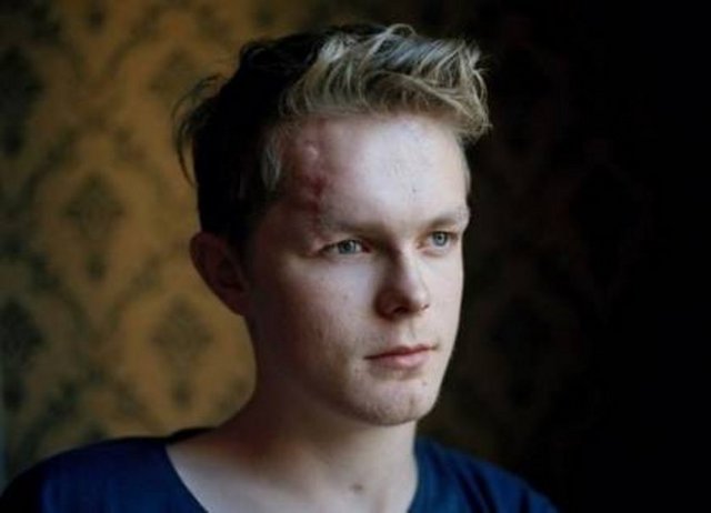 Viljar Hanssen (18) Svalbard'da yaşıyor. Kafası, omzu, eli ve kalçasına beş kurşun isabet etti. Üç parmağı kesildi ve sağ gözü kör oldu. Bir süre rehabilitasyon merkezinde psikolojik tedavi gördü. 2011 sonbaharında Svalbard'da belediye meclisi üyeliğine seçildi.