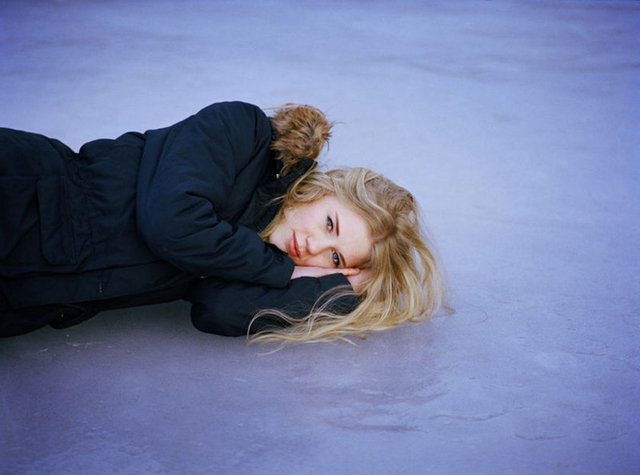 Cathrine Gjerdingen Larsen (17) silah seslerini duyunca suya atladı yüzerken yakından geçen bir teknenin içindekiler tarafından kurtarıldı. Larsen, "Arkadaşlarımın yanında gülüyorum, mutlu görünmeye çalışıyorum. Ama çoğu kez gülücükler kalpten değil, zorlama oluyor. Aslında bir maske takıyorum" diyerek ruh halini anlatıyor.