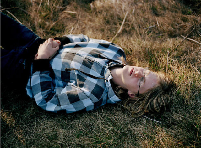 Saldırının düzenlendiği gün Arendal'de yaşayan Kjetil Lindstrøm'un (16) doğum günüydü. "O gün Facebook sayfama tebrik yağmıştı" diyen Lindstrøm bir ağacın altına gizlendi ve ekipler tarafından kurtarıldı.