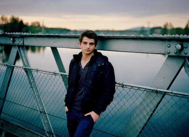 Rüstem Daudov (17) bir grup arkadaşıyla bir mağaraya gizlendi ve sonra teknelerle adaya gelen arama-kurtarma ekipleri tarafından kurtarıldı. Çeçen asıllı olan Daudov, "Çeçenler Norveçlilerden farklı yetişiyor. Bir erkek her zaman cesur ve güçlü olmalı ama dürüst olmalıyım ki Ütoya'da korktum. Bir arkadaşımızın vurulduğunu görünce biz de taş atmaya başladık" dedi.