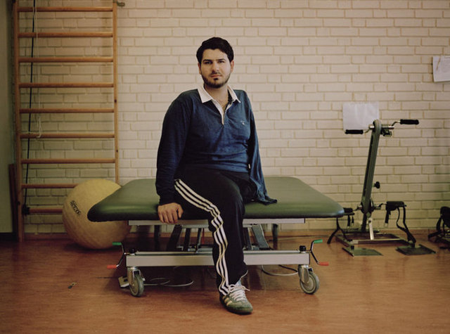 Irak'tan göçmen olarak Norveç'e yerleşen Muhammed Hamit Hadi (21) Brumunddal'da yaşıyor. Saldırıda sol omzundan, göğsünden ve sol bacağından vuruldu. Yaralı olarak tekneye taşındı; iki ay komada kaldı. Sol bacağı ve sol kolu kesildi; 11 ay hastanede kaldıktan sonra taburcu oldu.