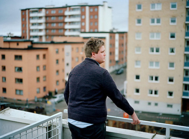 John Magne Pedersen Tangen (19) Løten'de yaşıyor. Saldırı sırasında bir ambara saklandı; polis gelip adayı kontrol altına alana kadar da dışarı çıkmadı. "22 Temmuz 2011 benim için bir uyanış günü oldu. Biz gençler hayatın her an sona erebileceğini çok acı bir şekilde öğrendik" dedi.