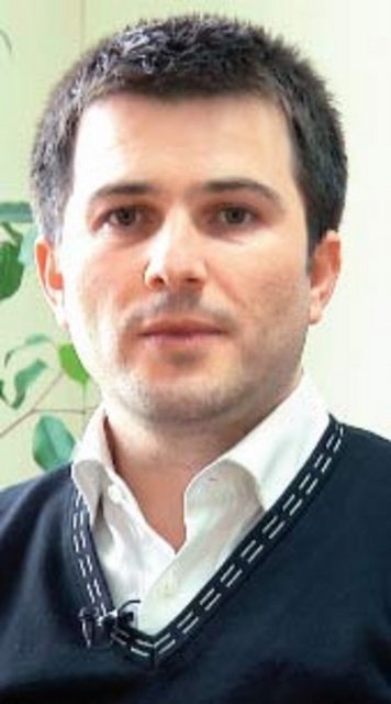 'TÜRKİYE'DE OLANAK ÇOK' - Arçelik'te araştırmacı Yusuf Yusufoğlu:  -  - ABD'de 6 yıl kaldım. Türkiye'de araştırmalara önem verildiğini görmek çok hoşuma gitti ve dönmeye karar verdim. Firmadaki 2 yıllık görevim boyunca 2 patentim oldu. İki senede sıfırdan başlayarak üretimde kullanılacak olan bir yalıtım sistemini geliştirdik ve bu yakında yatırıma dönüşecek.