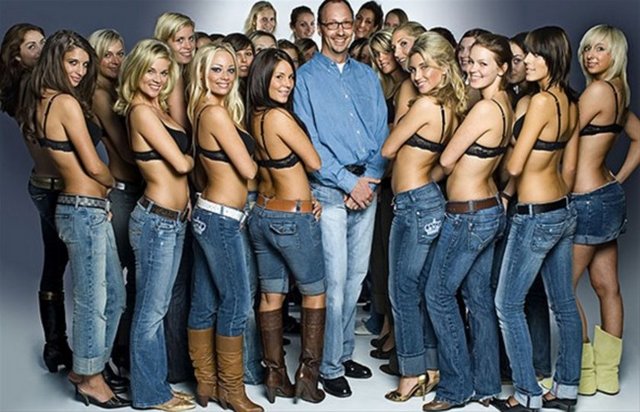 Almanya'da düzenlenen 'Guinness Rekorlar Kitabı' denemesinde 44 yaşındaki Thomas Vogel, 1 dakikada ancak 57 sütyenin kopçasını açabilirken, rekoru kıramadı.