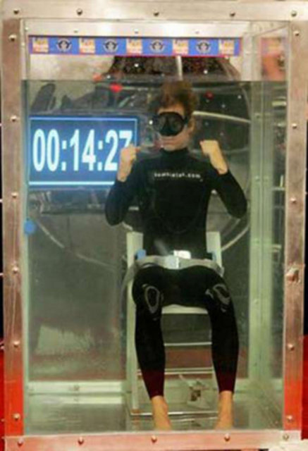 25 Ocak 2006'da Tom Sietas, suyun 3.05 metre altında nefesini tam 14 dakika 12 saniye tuttu.