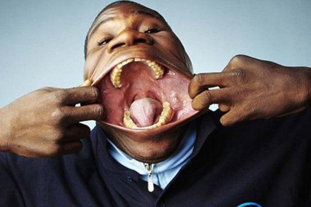 Angolalı Francisco Domingo Joaquim dünyada "ağzını en geniş açabilen adam" olarak Guinness Dünya Rekorları Kitabı'na girmeyi başardı. Ağzını 17 cm genişliğinde açabilen Joaquim, rekor sırasındaki halini izleyenlere başrolünde Jim Carrey'nin oynadığı "Maske" filmini hatırlattı.