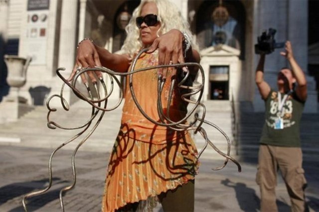 ABD'nin Las Vegas kentinde yaşayan Chris Walton, 18 yıldır kesmediği tırnaklarıyla Guinness Rekorlar Kitabı'nın 2012 baskısında yerini aldı. Daily News'de yer alana habere göre, tırnaklarının toplam uzunluğu yaklaşık 6 metre olan Walton, uzun tırnaklarını besleyici herhangi bir diet uygulamadığını, işin sırrının ''şeker ve sabır'' olduğunu söyledi.