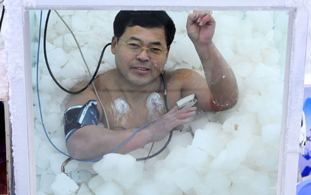 Çinli Jin Songhao, vücudu tamamen karla kaplıyken 46 dakika 7 saniye geçirerek adını rekorlar kitabına yazdırmayı başardı.