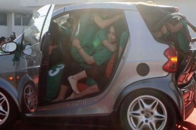 Pakistan'ın güneyindeki Karaçi kentinde bir küçük otomobile 19 kişi binerek, bu alanda 18 kişi olan rekoru kırdı. Grup böylece Guinness Rekorlar Kitabı'na girmeye hak kazandı. Jüri başkanı Nisar Ahmed Khoro, rekortmen öğrencileri tebrik ederek, başarılarını tescil ettiklerini ve bu derecenin Guinness Rekorlar Kitabı'na alınacağını söyledi.