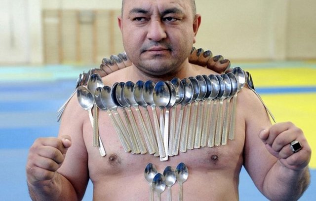 Gürcistanlı Etibar Elchiyev, vücuduna 50 metal kaşığı mıknatıslayarak, bu alandaki rekoru elinde bulunduruyor.