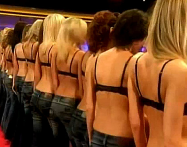 1 dakikada 57 sütyen açtı ama Thomas Vogel, Hollandalı Dennis Strom'a ait 1 dakikada 69 sütyen kopçasını tek elle açma rekorunu kıracağını öne sürdü. Bunun üzerine stüdyoya davet edilen Vogel için 70 sutyenli manken davet edilerek bir çember üzerine dizildi...