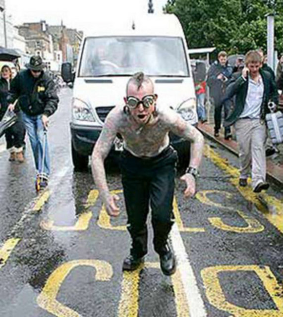 Sırt derisine takılan 2 çengel ile Hannibal Helmurto, 24 Ekim 2004'te Londra Croydon'da 4 tonluk bir kamyoneti 91.4 metre çekti