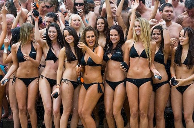 ABD'nin Bournemouth kentinde plajda bir araya gelen 152 bikinili kadın ve erkek tek bir buş altında birlikte duş alma rekoru kırdı...