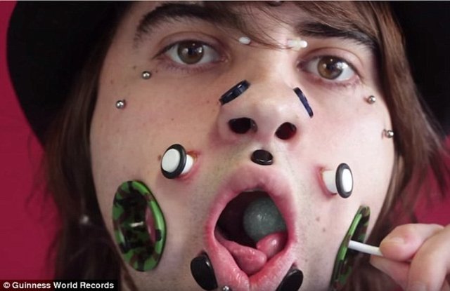 2014 yılında yüzüne inanılmaz piercingler taktıran bu genç adamın yanaklarında 24 mm ölçüsünde delikler var.