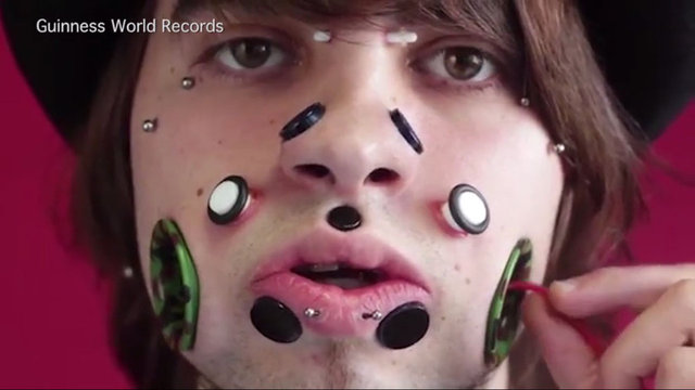 Yapacağı gösterilere hazırlanan genç adam bir videoda yanaklarının arasından ip geçiriyor...