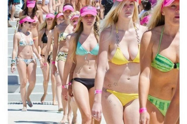 Avustralya'da 'dünyanın en uzun bikini geçidi' rekoru kırıldı. Gold Coast Bulletin isimli yerel bir gazete tarafından düzenlenen organizasyonda, bir alış veriş merkezinde biraraya gelen genç kızlar, 1.6 kilometre uzaklıktaki sahile bikiniyle yürüdü. Guinness Rekorlar Kitabı yetkililerinin de hazır bulunduğu organizasyonda toplam 357 kız boy gösterdi. Etkinlikle, 2010 yılının Haziran ayında 331 katılımcıyla kayıtlarda yerini alan dünya rekoru da kırılmış oldu.