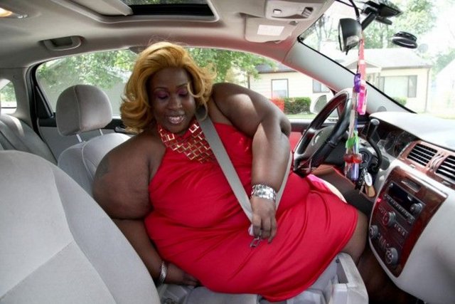 Chicago'da yaşayan 33 yaşındaki Sarah Massey dünyanın en büyük kalçalı kadını rekorunu elinde tutuyor.