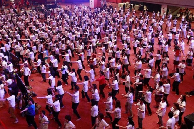 Filipinlerde kanser araştırmaları için 1000 doktor 5 dakika boyunca dans etti