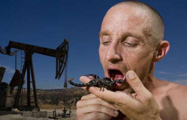 2006 Ağustos'unda 17.78 cm'lik akrebi 18 saniye boyunca ağzında tutmayı başaran Dean Sheldon yeni bir rekorun sahibi oldu.