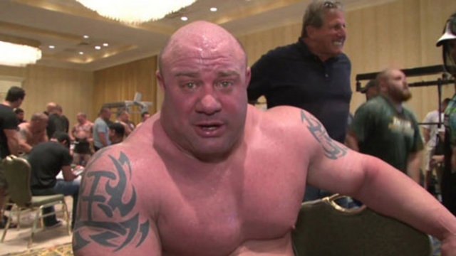 Scott Mendelson'a 325 kg (715 lbs) ile ait olan dünya rekorunu kırma görüntüleri sosyal medyanın en çok paylaşılan fotoğrafları oldu.