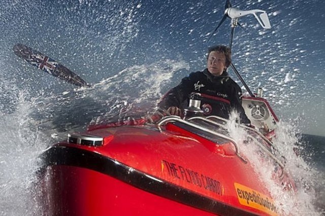 Bir okyanusu tek başına kürek çekerek geçen en genç insan 3 Aralık 1981 doğumlu İngiliz Oliver Hicks. Hicks'in Atlas Okyanusu'nun batısından doğusuna yaptığı bu yolcuşuk 123 gün 22 saat 8 dakika sürdü