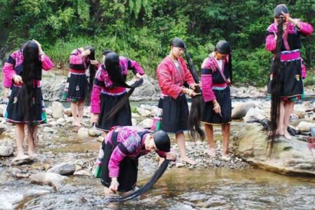 Saç her kadın için önemlidir ve bir kadının en önemli aksesurarıdır. Ama Çin'in Huangluo Köyü'nde saç onların en değerli varlığı. Çin'in Huangluo Köyü'ndeki kadınların saç uzunluğu ortalaması 1.7 metre. Huangluo, dünyanın en uzun saçlı köyü olarak Guinness rekorlar kitabı kayıtlarına geçti. Hunagluo, çok çekici doğal güzelliklere sahip ancak köyün en dikkat çekici özelliği, kadınlardaki uzun saç saplantısı. Onlar sahip oldukları uzun saçın, uzun ömür ve zenginlik getirdiğine inanıyor.