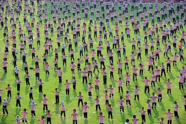 Bangkok'taki Thammasat Üniversitesi stadyumunda 4,483 kişi 7 dakika boyunca hulohop çevirerek Guinness Dünya Rekorları'na girmeyi başardı.