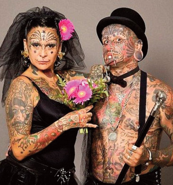 BU REKORLARA İNANMAKTA ZORLANACAKSINIZArjantinli çift Gabriela (42) ve Victor Peralta (43), dünyanın vücudunda en çok dövme, piercing ve başka süslemeler olan ikilisi. İkisinin toplam 77 dövmesi var.