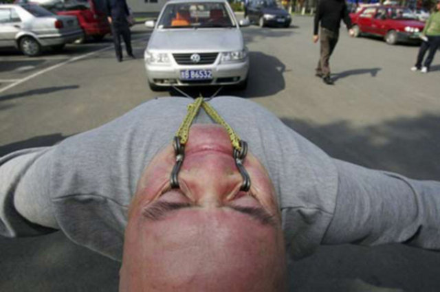 Bir Çinli olan Dong Changsheng 26 Eylül 2006 tarihinde 1.5 ton ağırlığındaki bir aracı sadece alt göz kapaklarına yerleştirilmiş özel bir kanca sistemi ile 1 cm. çekmeyi başardı. Dong bu rekora 'chi-kong' adı verilen özel bir antrenman ile hazırlandı.