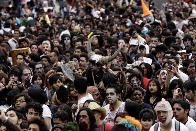 Meksika'da en kalabalık zombi yürüyüşü binlerce kişinin katılımıyla gerçekleşti. Bu yürüyüş Guinness Rekorlar Kitabı'na girdi.