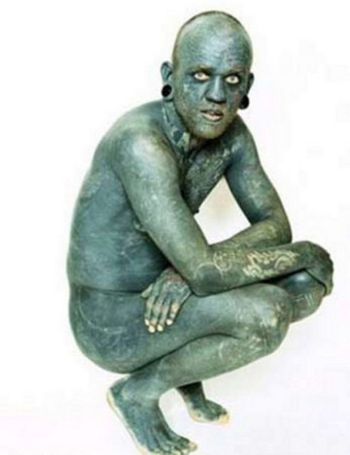 Lucky Diamond Rich hayatının 1000 saatini dövme yaptırarak geçirdi. Diamond'un göz kapakları, ayak parmakları arasındaki deri hatta diş etleri de dahil olmak üzere tüm vücudu dövmeyle kaplı.