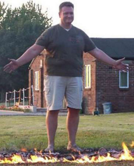 28 Kasım 2006 tarihinde Çin'de gerçekleştirilen denemede İngiliz Scott Bell, sıcaklığı 653-671 derece arasında değişen ateşten bir yolda 100 metre boyunca yürüme rekorunu kırdı.