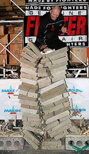 20 Ocak 2007 tarihinde Norveçli Narve Laeret tek vuruş ile 21 beton bloğu tek seferde kırmayı başardı.