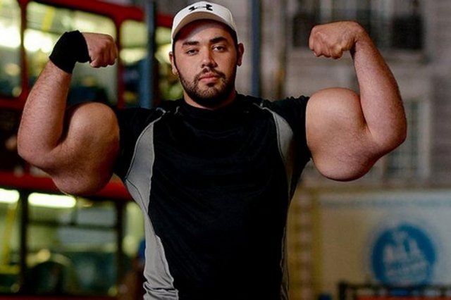 Dünyanın en büyük pazularına sahip insan belli oldu. Mustafa İsmail, 80 cm'lik pazularıyla 2013 Guinness Rekorlar Rekorlar kitabına girecek.Ispanaktan nefret etse de lakabı 'Temel Reis' olan Mısırlı Mustafa, ABD'nin Kaliforniya eyaletinde yaşayan, hayatını vücut geliştirmeye adamış 24 yaşında bir genç. 10 senedir vücut geliştiren Mustafa'nın pazularının genişliği yetişkin bir adamın beli genişliğinde.