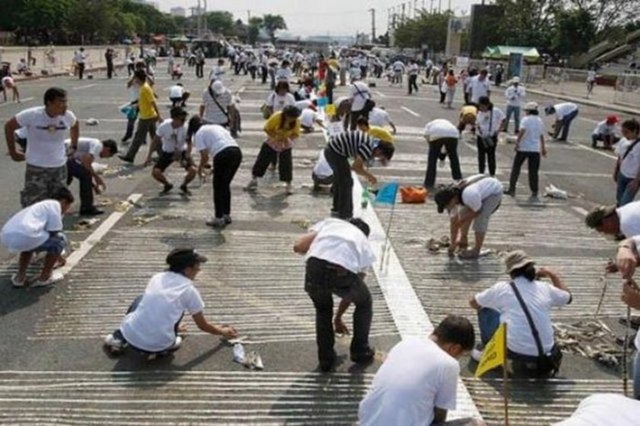 Filipinler'in başkenti Manila'nın Quirino Parkı'nda bin gönüllü dünyanın en ilginç rekorlarından birini gerçekleştirdi. Dünyanın madeni paralardan yapılan en uzun şeridini ören bin gönüllü, 64.8 kilometre ile Amerika'ya ait olan rekoru 70 kilometreye çıkararak ele geçirdi. Bu rekor denemesi için Filipinler Merkez Bankası'ndan getirilen 3.5 milyon adet Filipin parası 'centavo' özenle yerleştirildi. Filipinlileri ne yağmur ne de güneşin yakıcı sıcağı yıldıramadı.
