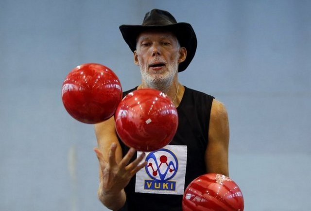 Slovak Milan Roskopf bowling toplarını en uzun süre çevirme rekorunu kırdı.