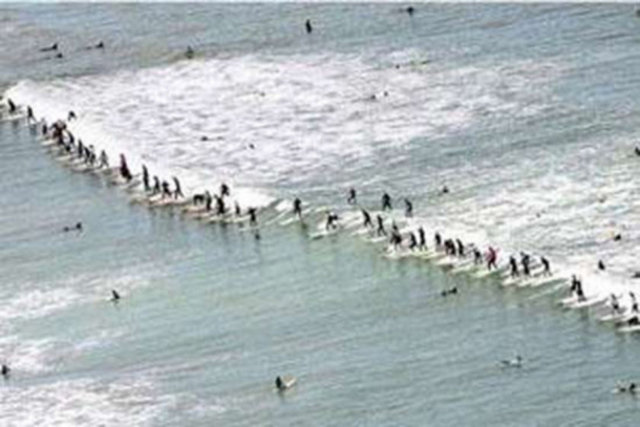 Güney Afrika'da 73 sörfçü aynı dalga üzerinde sörf yaparak ilginç bir dünya rekoruna imza attılar.