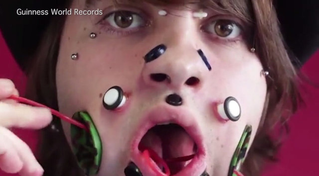 Aynı gösteriler nedeniyle dilini de kestiren genç adam farklı denemelerle izleyenleri etkileyecek.