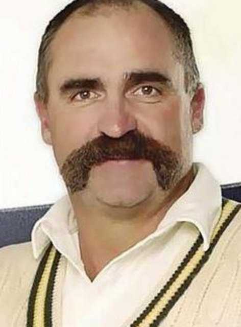 Merv Hughes'in bıyıklarını 370,000 bin dolara sigortalatmıştı.