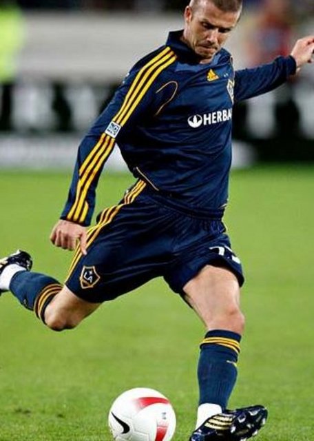 Futbol sahalarının yıldızı David Beckham da kendisine gelir sağlayan bacaklarını sigortalattı. -