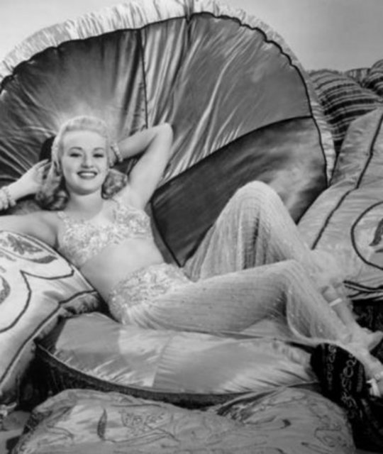 Betty Grable 1940'ların ünlü yıldızlarından.