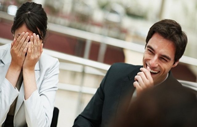 İş hayatında olan insanların neredeyse % 40'ı hayatlarında bir kere ofis ortamında aşk yaşamıştır.