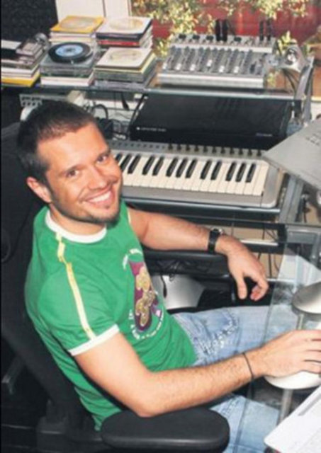 kardeşi Ozan Doğulu ünlü müzisyen Yurdaer Doğulu'nun oğulları.