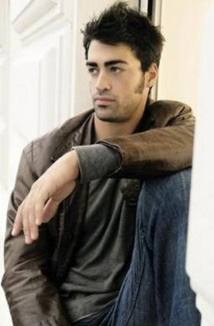 Yakışıklı aktör Sarp Levendoğlu'nun dayısı da ünlü bir yönetmen.