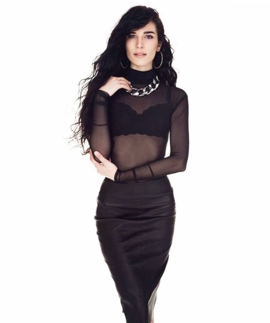 Kıvılcım Ural'ın babası Fikret Ural, 60'lı yılların ünlü müzik grubu Mavi Işıklar'ın gitaristi çıktı.