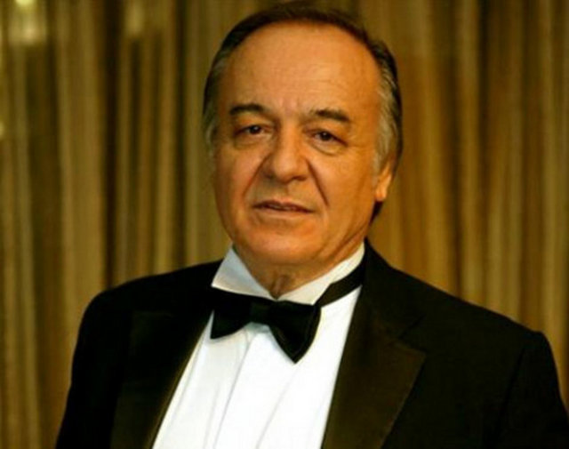 Tekindor her ne kadar görüşmese de ünlü aktör Çetin Tekindor'un yeğeni.