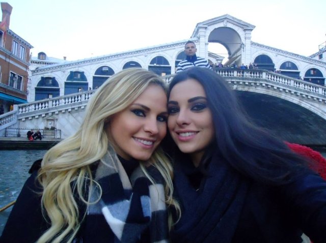 Ünlü oyuncu bir dönem ekrana damga vuran hosteslerden biri olan Çağrı Katre Türkay'ın kardeşiymiş...