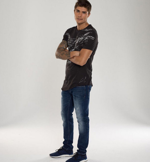 Zac Efron'a benzerliğiyle dikkat çeken oyuncu Barış Murat Yağçı'nın, Akalay'ın kuzeni olduğu öğrenildi.