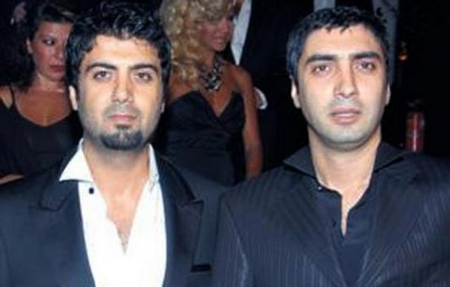 Şaşmaz, yapımcı Raci Şaşmaz'ın kardeşi.